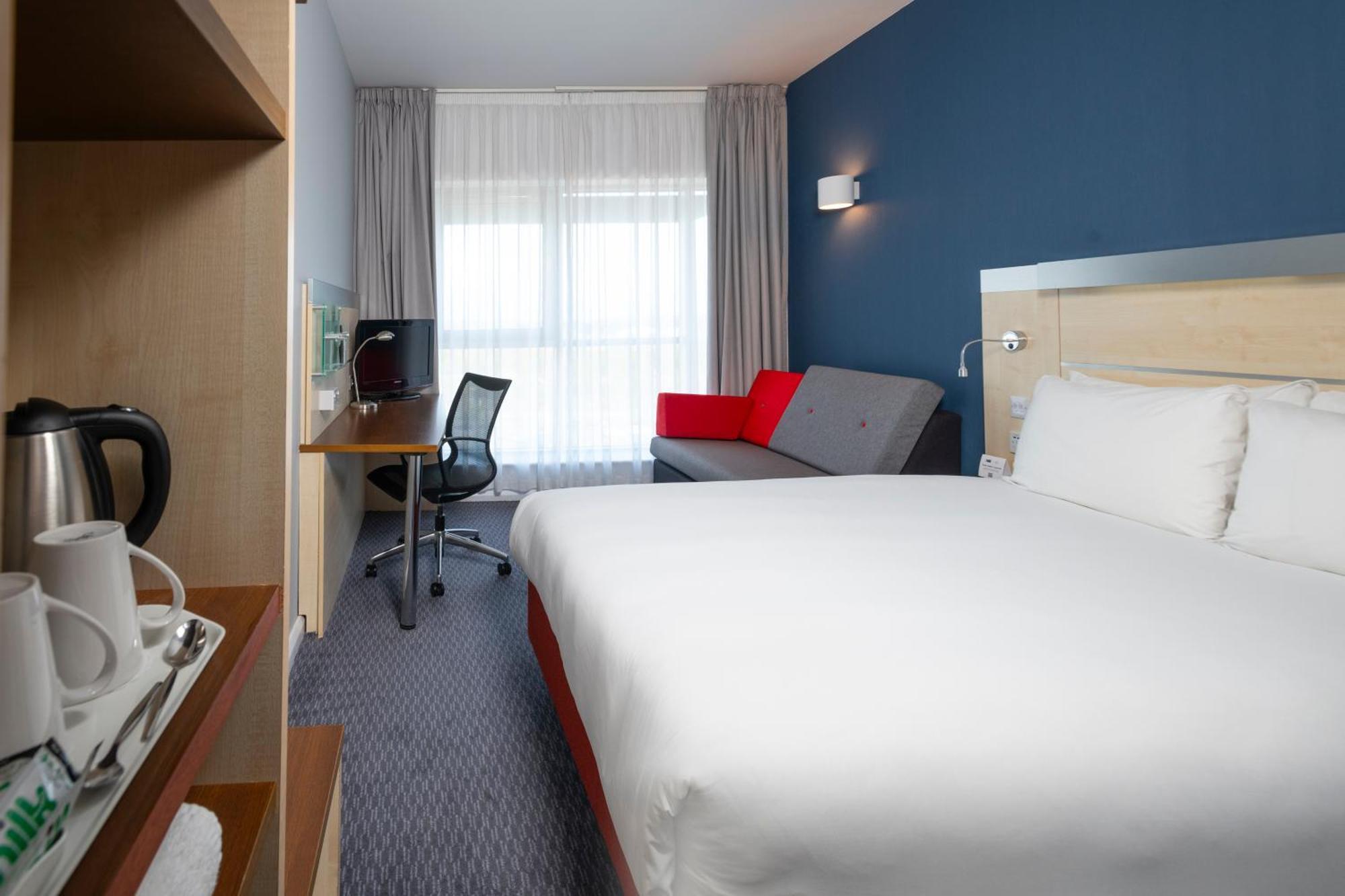 Holiday Inn Express Swindon City Centre By Ihg Exterior foto