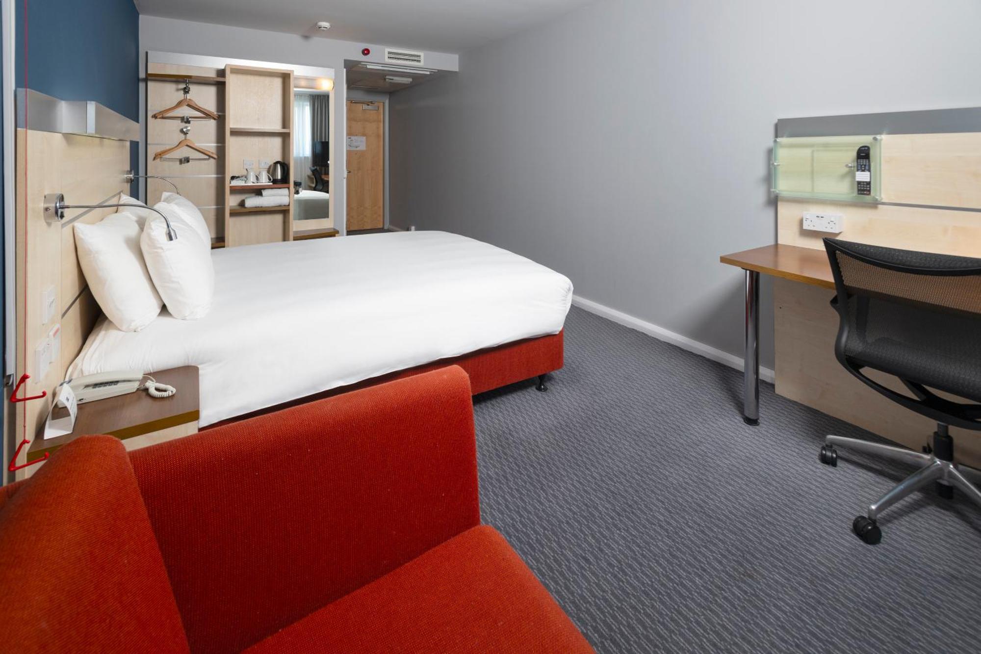 Holiday Inn Express Swindon City Centre By Ihg Exterior foto