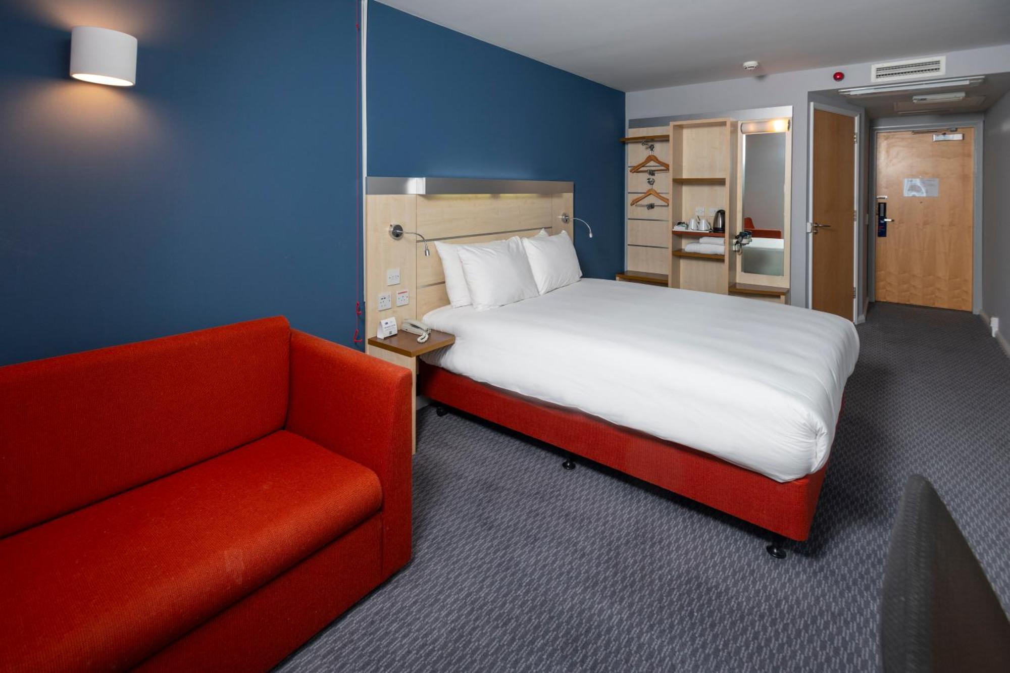 Holiday Inn Express Swindon City Centre By Ihg Exterior foto