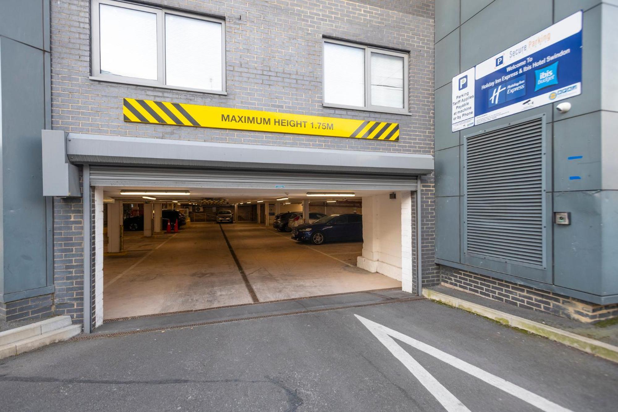 Holiday Inn Express Swindon City Centre By Ihg Exterior foto
