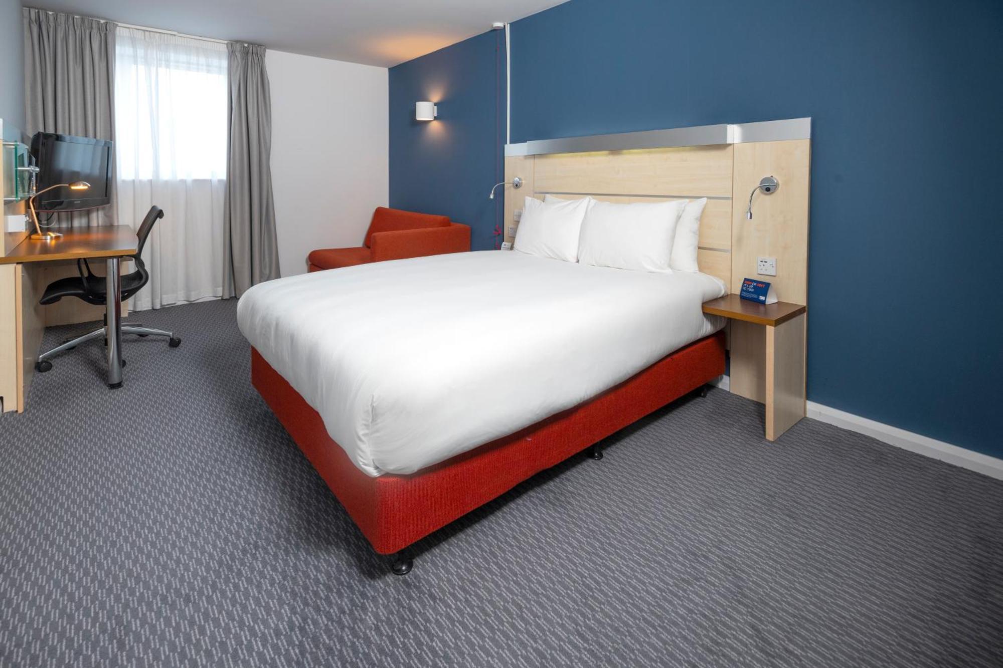 Holiday Inn Express Swindon City Centre By Ihg Exterior foto