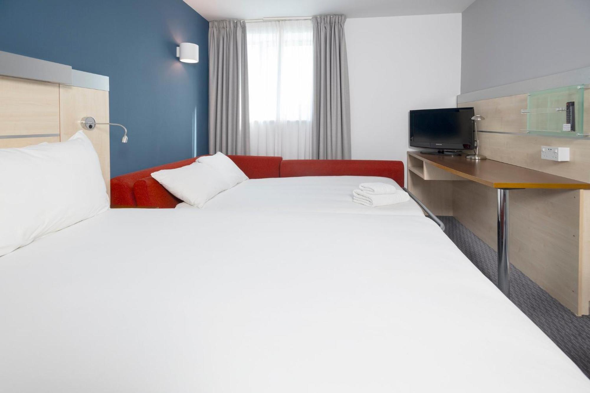 Holiday Inn Express Swindon City Centre By Ihg Exterior foto