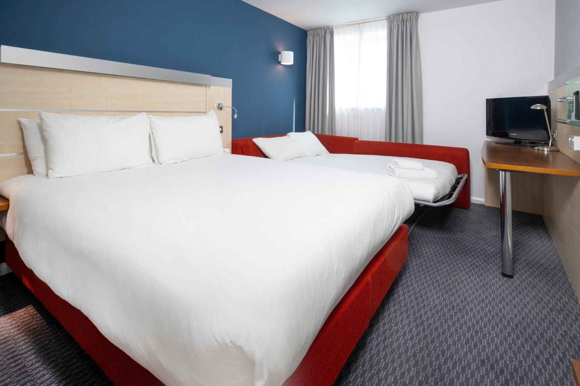 Holiday Inn Express Swindon City Centre By Ihg Exterior foto