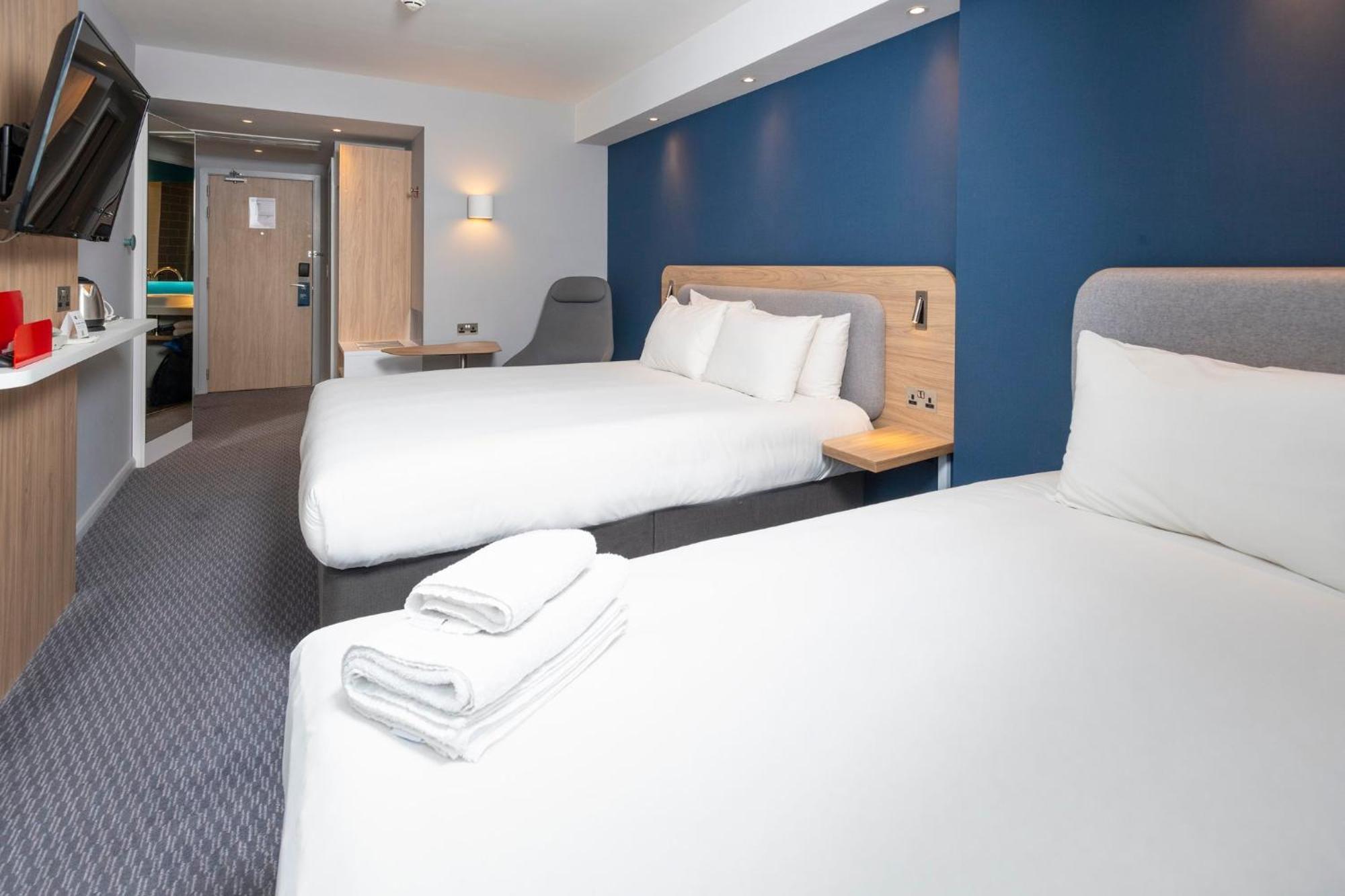 Holiday Inn Express Swindon City Centre By Ihg Exterior foto