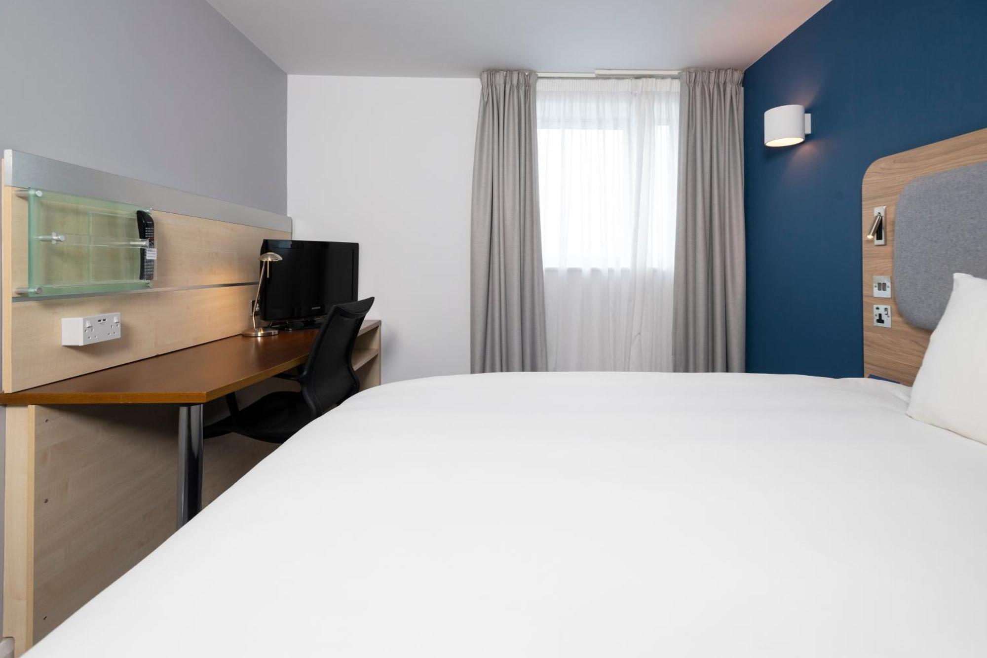 Holiday Inn Express Swindon City Centre By Ihg Exterior foto