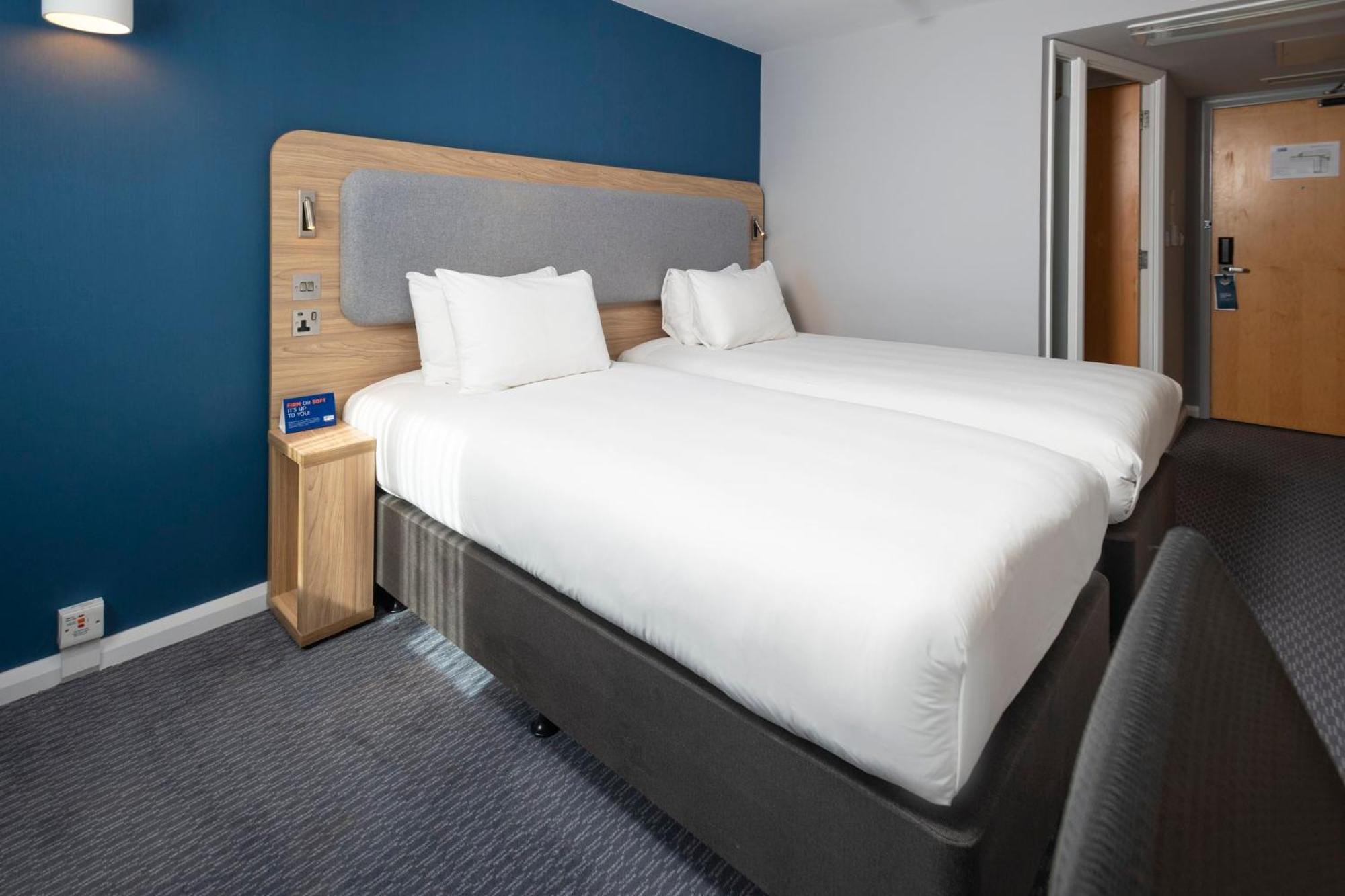 Holiday Inn Express Swindon City Centre By Ihg Exterior foto
