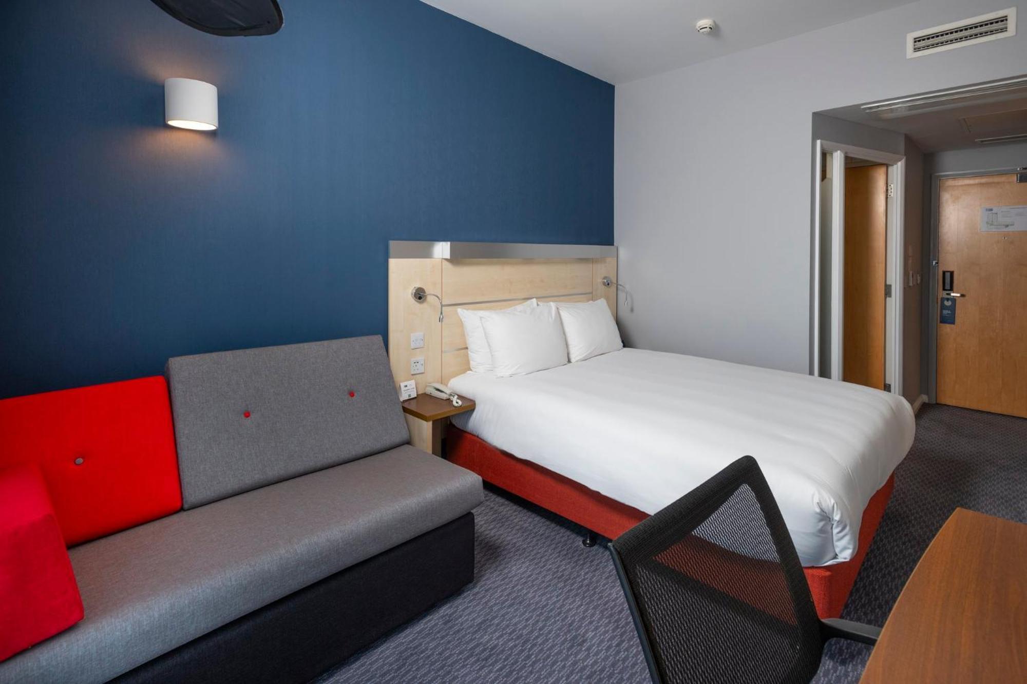 Holiday Inn Express Swindon City Centre By Ihg Exterior foto