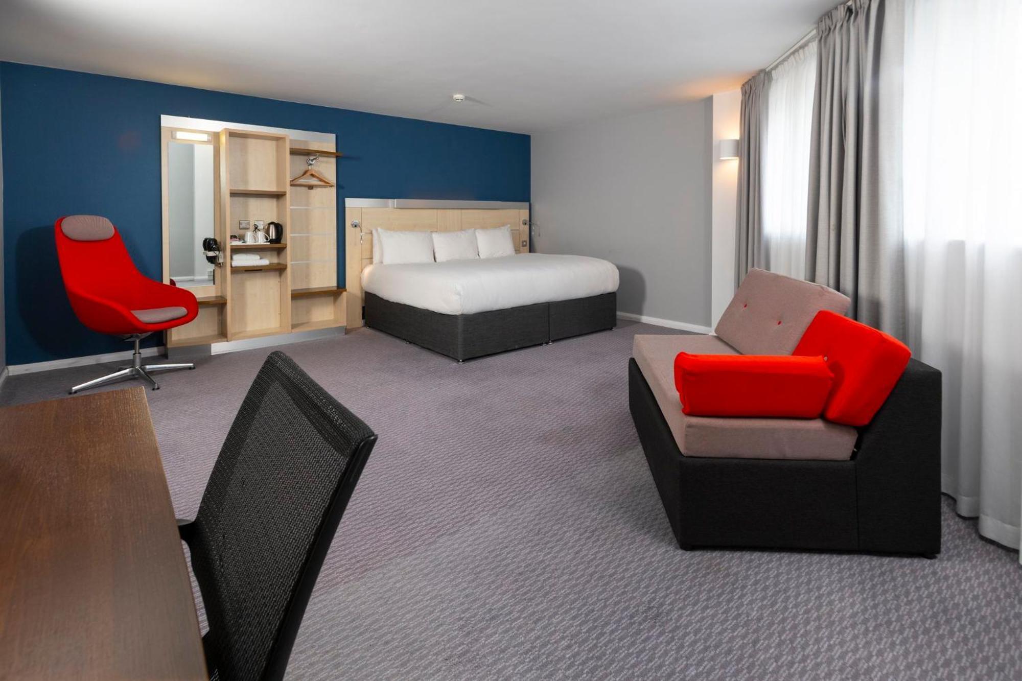 Holiday Inn Express Swindon City Centre By Ihg Exterior foto