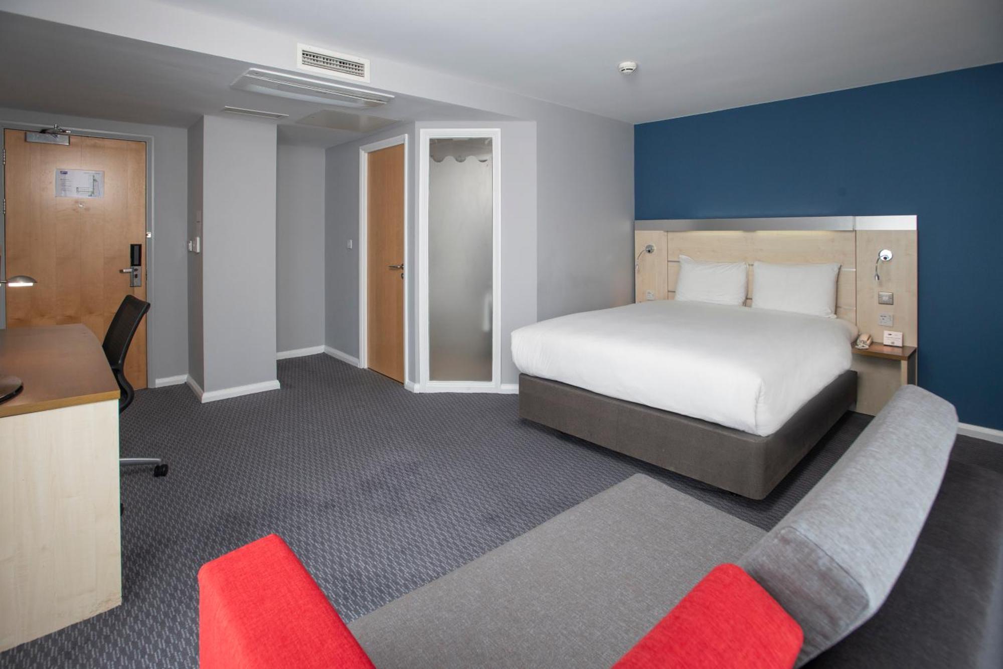 Holiday Inn Express Swindon City Centre By Ihg Exterior foto