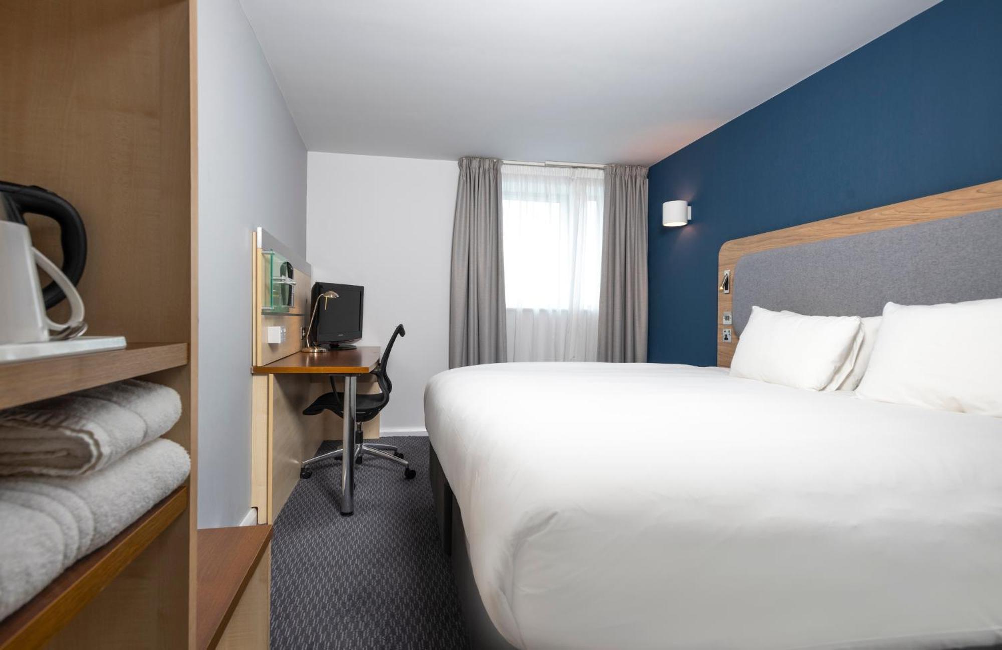 Holiday Inn Express Swindon City Centre By Ihg Exterior foto