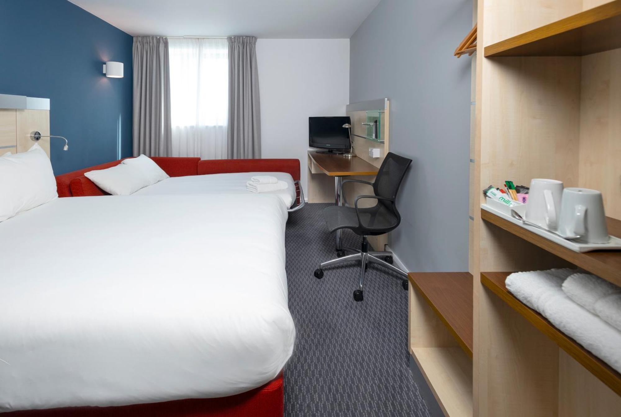 Holiday Inn Express Swindon City Centre By Ihg Exterior foto